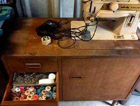 Freecycle Singer sewing machine and cabinet