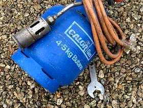Freecycle 4.5 kg gas cylinder and blow torch style burner