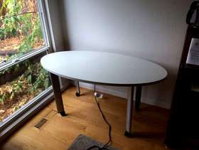 Freecycle Oval table 2.5 x 4.5 feet