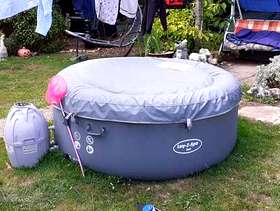 Freecycle Bali hot tub with led lights
