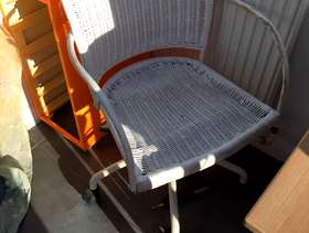Freecycle White wicker office chair