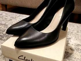 Freecycle Clarks Azizi Poppy black leather court shoes
