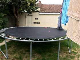 Freecycle 12 foot circular tranpoline