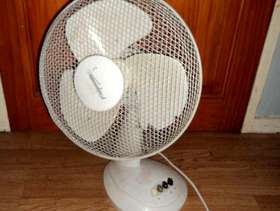 Freecycle Oscilating desk fan