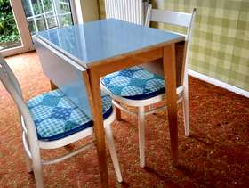Freecycle Small formica table and / or chairs