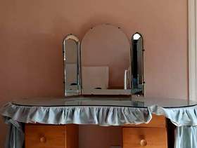 Freecycle Kidney dressing table with glass top