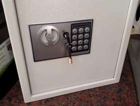 Freecycle Digital key safe with override keys