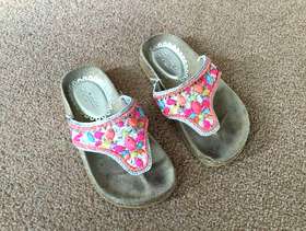 Freecycle Girls flipflops - size 8