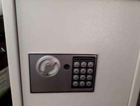 Freecycle Digital key safe with override keys