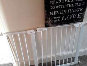 Freecycle Wide fit with 2 extension parts cuggl white baby gate.