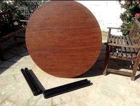 Freecycle Round table with 4 detachable legs