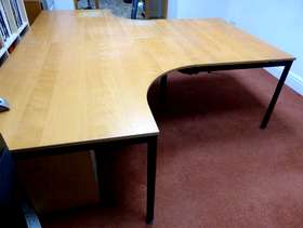 Freecycle 2 desks + 1 table