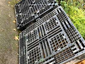 Freecycle 2 heavy duty plastic pallets