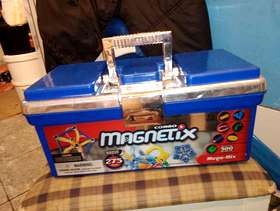 Freecycle Genuine Magnetix box with about 300 bits.