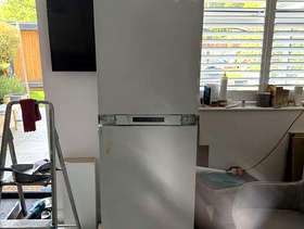 Freecycle Hotpoint integrated fridge freezer