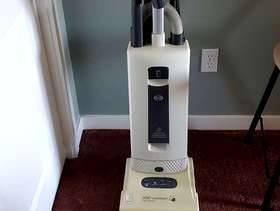 Freecycle Sebo upright vacuum cleaner (corded)