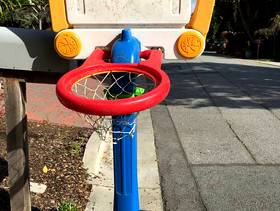 Freecycle Child's basketball hoop