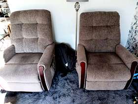Freecycle A Pair of electric recliner chairs