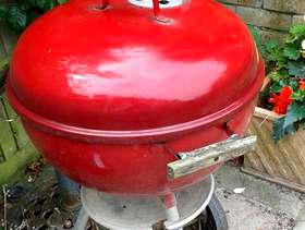 Freecycle Weber charcoal barbecue red
