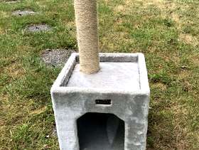 Freecycle Cat cosy with scratching pole