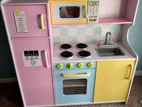 Freecycle Children's Kitchen Set