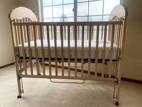 Freecycle Crib w/. Mattress & Bedsheet
