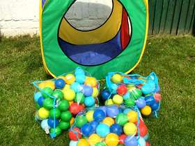 Freecycle Pop up Play Tent and Balls
