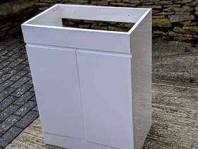 Freecycle White bathroom double door vanity unit