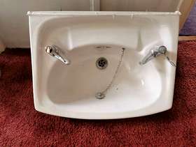 Freecycle White bathroom sink