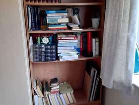 Freecycle Freestanding bookshelf and two drawers