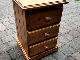 Freecycle Bedside set of drawers
