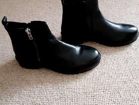 Freecycle New Schuu Black Boots