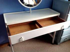 Freecycle Young girls dressing table